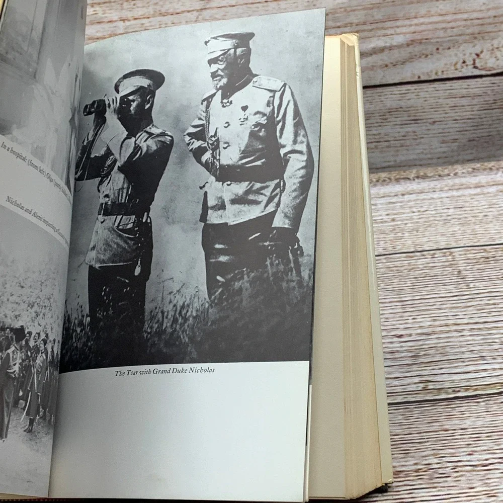 Nicholas & Alexandra An Intimate Account of the Last‎ of Romanovs Massie 1967/68